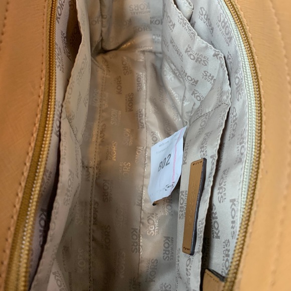 Micheal Kors purse - Picture 2 of 2